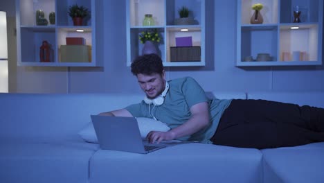 Hombre-Riendo-Usando-Una-Computadora-Portátil-Por-La-Noche.